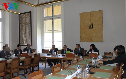 ກຳມາທິການກົດໝາຍສະພາແຫ່ງຊາດຫວຽດນາມແບ່ງປັນບົດຮຽນກັບອົງການນິຕິບັນຍັດຝຣັ່ງ